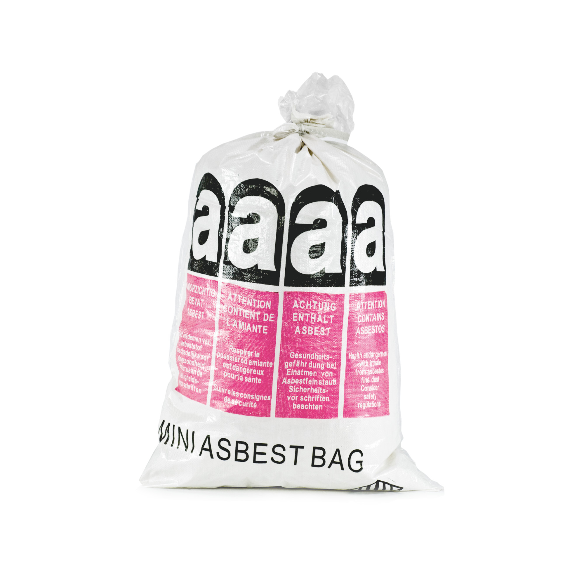 Ein MINI-Asbestbag-Bändchengewebesack (70x110 cm), beschichtet und aus UV-stabilisiertem Polypropylen-Gewebe. Der Sack hat ein Fassungsvermögen von ca. 120 Litern und ist mit einem Asbest-Aufdruck nach REACH-Verordnung in vier Sprachen (Deutsch, Englisch, Französisch, Niederländisch) versehen. Er ist zudem mit einem 80 my LDPE-Inliner ausgestattet und hat ein loses, eingelegtes Verschlussband.